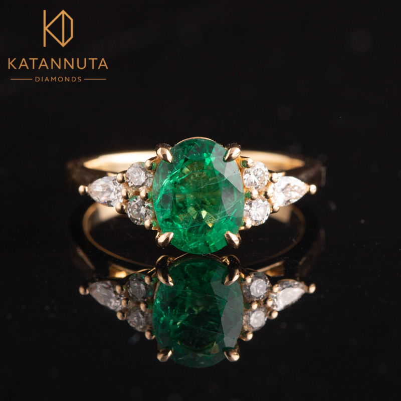 Oval_emerald_diamond_ring