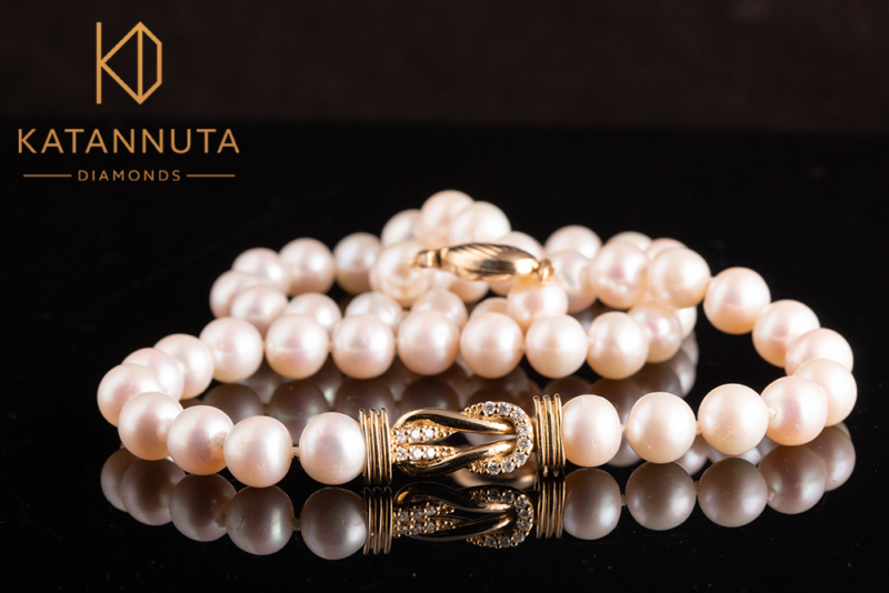 Pearl necklace with gold figure of 8